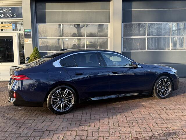 BMW 5-SERIE 520i M-Sport | Panoramadak | Stoelvent. | HarmanKardon | Drivers Ass. Prof 2024 km 14.000