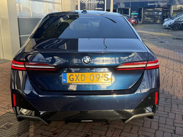 BMW 5-SERIE 520i M-Sport | Panoramadak | Stoelvent. | HarmanKardon | Drivers Ass. Prof 2024 km 14.000
