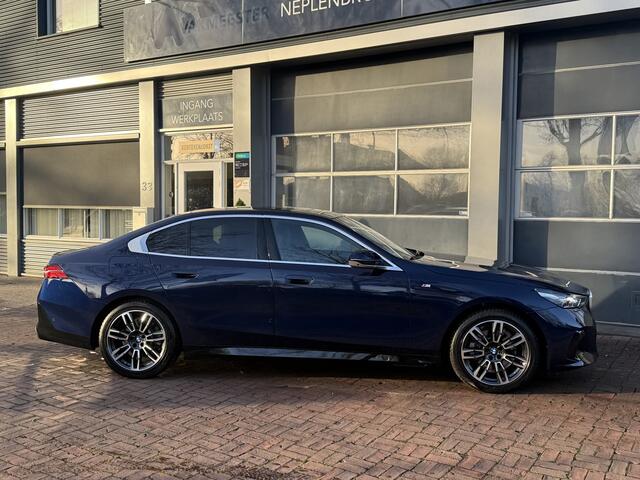 BMW 5-SERIE 520i M-Sport | Panoramadak | Stoelvent. | HarmanKardon | Drivers Ass. Prof 2024 km 14.000