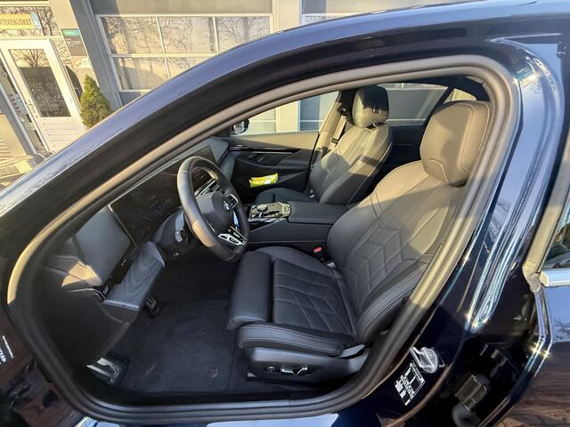 BMW 5-SERIE 520i M-Sport | Panoramadak | Stoelvent. | HarmanKardon | Drivers Ass. Prof 2024 km 14.000