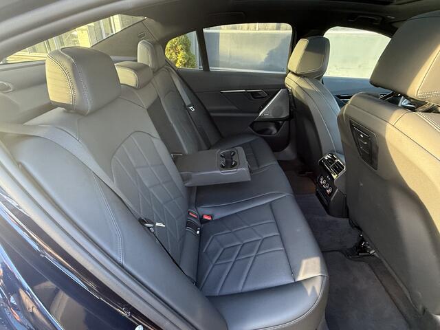 BMW 5-SERIE 520i M-Sport | Panoramadak | Stoelvent. | HarmanKardon | Drivers Ass. Prof 2024 km 14.000