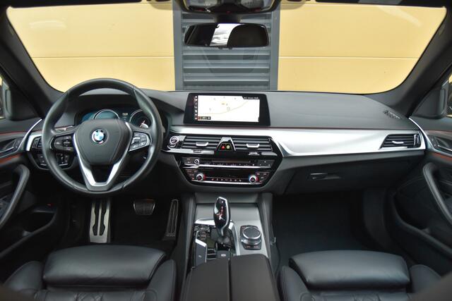 BMW 5-SERIE 520i High Executive * M Sportpakket * Comfortstoelen * HIFI * Head-up * Grootlichtassistent *