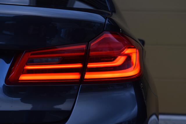 BMW 5-SERIE 520i High Executive * M Sportpakket * Comfortstoelen * HIFI * Head-up * Grootlichtassistent *