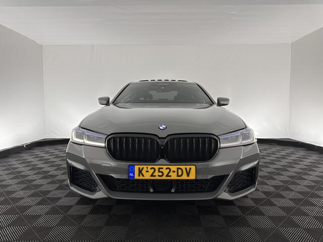 BMW 5-SERIE 545e xDrive High Executive Edition (INCL.BTW) M-PAKKET *PANO | LASER-LED | HEAD-UP | ADAPTIVE-CRUISE | DAKOTA-FULL-LEATHER | BLIS | 360°CAMERA | MEMORY-PACK | HARMAN/KARDON-SOUND | DIGI-COCKPIT | COMFORT-SEATS | DAB+ | KEYLESS