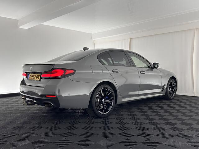 BMW 5-SERIE 545e xDrive High Executive Edition (INCL.BTW) M-PAKKET *PANO | LASER-LED | HEAD-UP | ADAPTIVE-CRUISE | DAKOTA-FULL-LEATHER | BLIS | 360°CAMERA | MEMORY-PACK | HARMAN/KARDON-SOUND | DIGI-COCKPIT | COMFORT-SEATS | DAB+ | KEYLESS