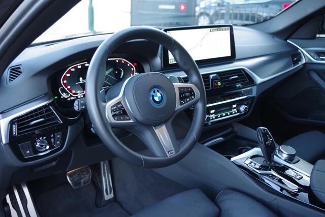 BMW 5-SERIE Touring 530e 293 PK M-Sport Business Edition Plus, Panoramadak, Elek. Trekhaak, Leder, Head-Up