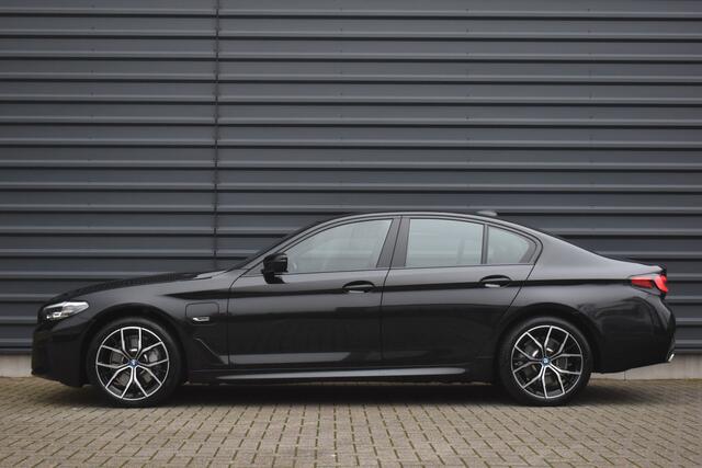 BMW 5-SERIE 530e High Executive M Sport | Adaptive Cruise Control | Trekhaak Wegklapbaar | 19'' M Velgen | Stuurverwarming | CarPlay | Camera |