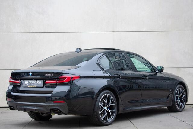 BMW 5-SERIE 530e High Executive M-sport PANO ACC Laser-LED Trekhaak Softclose 19" Keyless