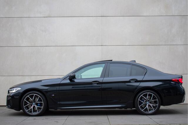 BMW 5-SERIE 530e High Executive M-sport PANO ACC Laser-LED Trekhaak Softclose 19" Keyless