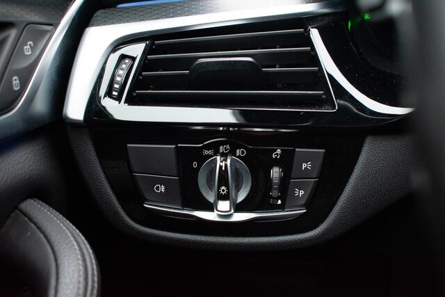 BMW 5-SERIE 530e High Executive M-sport PANO ACC Laser-LED Trekhaak Softclose 19" Keyless
