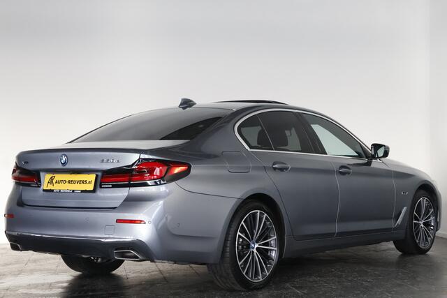 BMW 5-SERIE 530e xDrive Luxury Line / Opendak / Leder / Pilot assist / LED / HUD