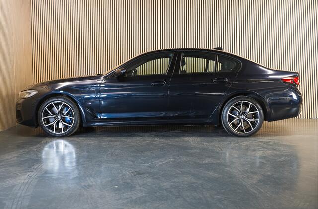 BMW 5-SERIE 545e xDrive High Executive M-Sport - Haman Kardon premium audio - Stoel/Stuurverwarming - Apple Carplay/Android Auto