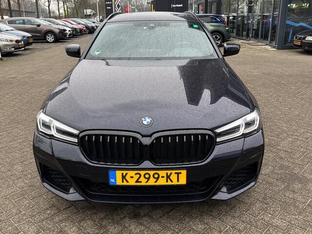 BMW 5-SERIE Touring 520i M-Sport | Panorama | Laser | 19" | Camera