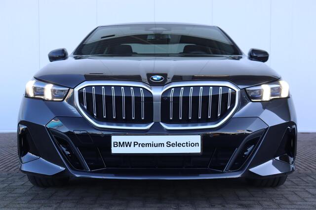 BMW 5-SERIE 520i M Sportpakket/ Innovation Pack/ Travel Pack/ Verwarmd Stuurwiel/ Comfort Access/ panoramadak/ Travel en Comfort System/ Harman Kardon/ Parking Assistant Plus