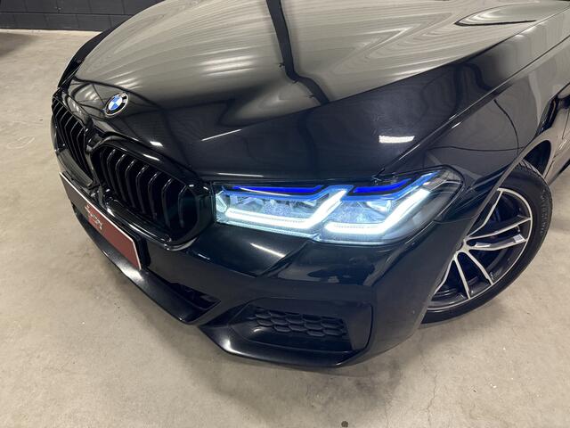 BMW 5-SERIE Touring 530e M-Sport BLACK ALL BLACK PANO/HEAD-UP/H&K/ACC/LEER-SPORT/ADAPTIVE ONDERSTEL/LASER/KEYLESS/SHADOW-LINE/SFEER/STOEL+A.BANK VERWARMING/BLACK SAPPHIRE METALLIC