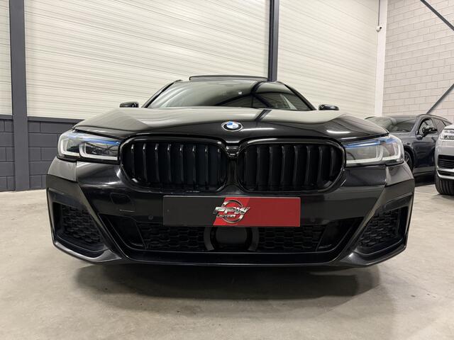 BMW 5-SERIE Touring 530e M-Sport BLACK ALL BLACK PANO/HEAD-UP/H&K/ACC/LEER-SPORT/ADAPTIVE ONDERSTEL/LASER/KEYLESS/SHADOW-LINE/SFEER/STOEL+A.BANK VERWARMING/BLACK SAPPHIRE METALLIC