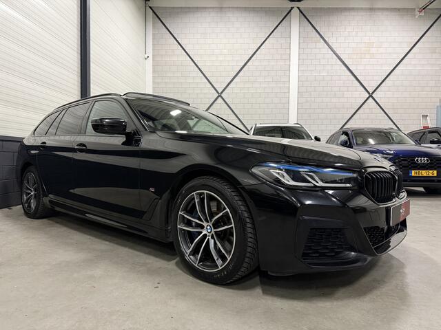 BMW 5-SERIE Touring 530e M-Sport BLACK ALL BLACK PANO/HEAD-UP/H&K/ACC/LEER-SPORT/ADAPTIVE ONDERSTEL/LASER/KEYLESS/SHADOW-LINE/SFEER/STOEL+A.BANK VERWARMING/BLACK SAPPHIRE METALLIC