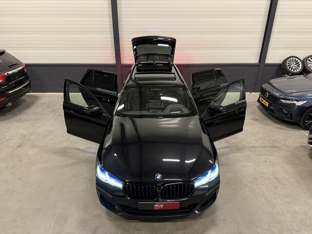 BMW 5-SERIE Touring 530e M-Sport BLACK ALL BLACK PANO/HEAD-UP/H&K/ACC/LEER-SPORT/ADAPTIVE ONDERSTEL/LASER/KEYLESS/SHADOW-LINE/SFEER/STOEL+A.BANK VERWARMING/BLACK SAPPHIRE METALLIC