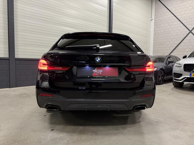 BMW 5-SERIE Touring 530e M-Sport BLACK ALL BLACK PANO/HEAD-UP/H&K/ACC/LEER-SPORT/ADAPTIVE ONDERSTEL/LASER/KEYLESS/SHADOW-LINE/SFEER/STOEL+A.BANK VERWARMING/BLACK SAPPHIRE METALLIC