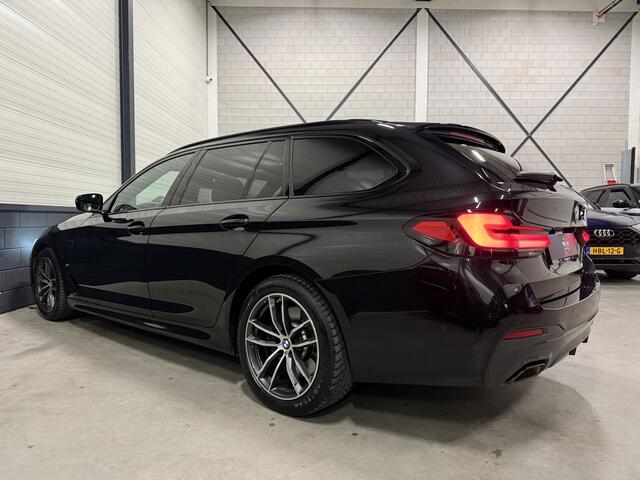 BMW 5-SERIE Touring 530e M-Sport BLACK ALL BLACK PANO/HEAD-UP/H&K/ACC/LEER-SPORT/ADAPTIVE ONDERSTEL/LASER/KEYLESS/SHADOW-LINE/SFEER/STOEL+A.BANK VERWARMING/BLACK SAPPHIRE METALLIC