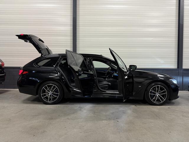 BMW 5-SERIE Touring 530e M-Sport BLACK ALL BLACK PANO/HEAD-UP/H&K/ACC/LEER-SPORT/ADAPTIVE ONDERSTEL/LASER/KEYLESS/SHADOW-LINE/SFEER/STOEL+A.BANK VERWARMING/BLACK SAPPHIRE METALLIC