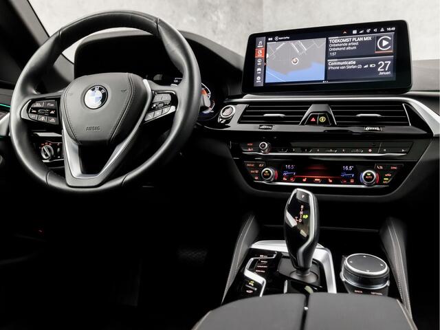 BMW 5-SERIE Touring 530i xDrive M Sport 245Pk Automaat (PANORAMADAK, APPLE CARPLAY, LUCHTVERING, GROOT NAVI, 360 CAMERA, MEMORY SEATS, LEDER, SFEERVERLICHTING, ADAPTIVE CRUISE, HEAD-UP DISPLAY, TREKHAAK, NIEUWSTAAT)