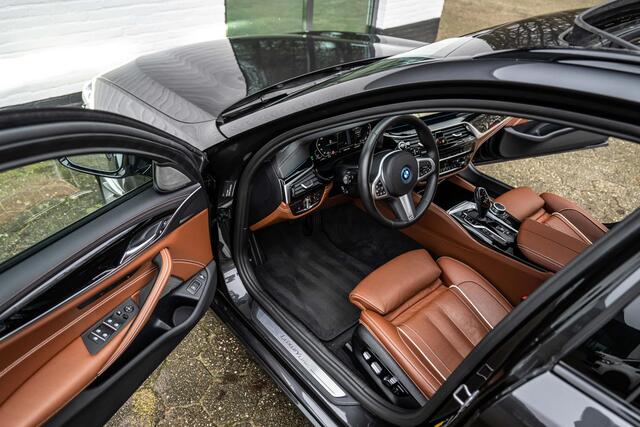 BMW 5-SERIE Touring 530e xDrive Luxury Line 4-Wielbesturing NWPR 105K