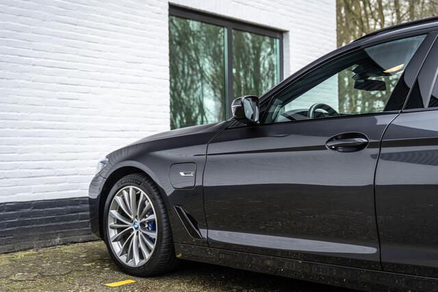BMW 5-SERIE Touring 530e xDrive Luxury Line 4-Wielbesturing NWPR 105K