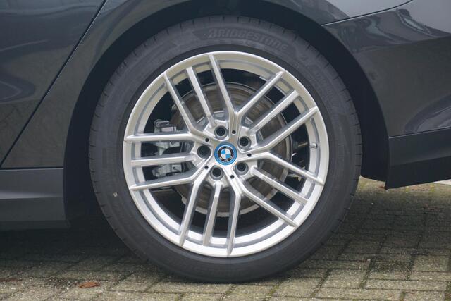 BMW 5-SERIE Touring 530e Innovation / Stoelverwarming / Trekhaak / Comfort Acces / Driving Assistant