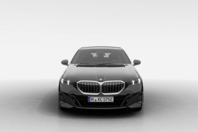 BMW 5-SERIE Touring 530e M Sport Edition | Travel Pack | Comfort Pack | Elektrisch wegklapbare trekhaak