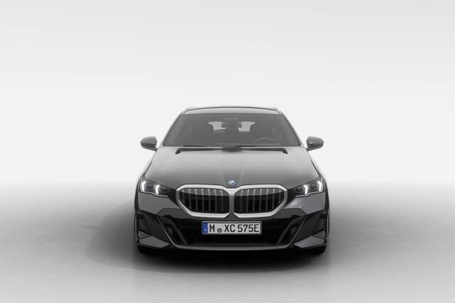 BMW 5-SERIE Touring 530e M Sport Edition | Travel Pack | Comfort Pack | Elektrisch wegklapbare trekhaak
