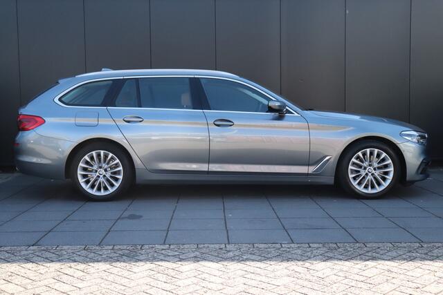 BMW 5-SERIE Touring 520i High Executive Edition | LEDER | MEMORY | PANO | STOELVERWARMING | HEAD-UP | VIRTUAL COCKPIT | PDC | CRUISE | NAVI | TREKHAAK |