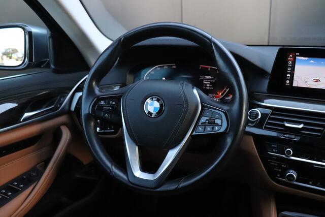 BMW 5-SERIE Touring 520i High Executive Edition | LEDER | MEMORY | PANO | STOELVERWARMING | HEAD-UP | VIRTUAL COCKPIT | PDC | CRUISE | NAVI | TREKHAAK |