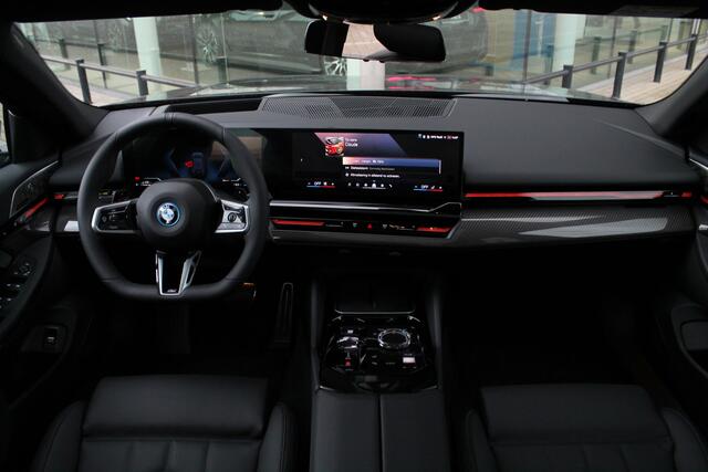 BMW 5-SERIE 530e M Sport Automaat / Panoramadak / Trekhaak / Parking Assistant Professional / Bowers & Wilkins / Comfort Access / Adaptieve LED / Stoelventilatie