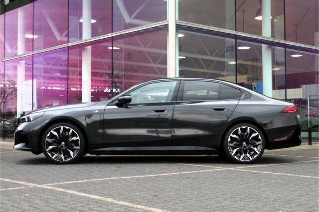 BMW 5-SERIE 530e M Sport Automaat / Panoramadak / Trekhaak / Parking Assistant Professional / Bowers & Wilkins / Comfort Access / Adaptieve LED / Stoelventilatie