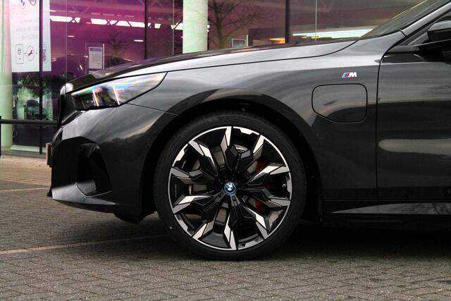BMW 5-SERIE 530e M Sport Automaat / Panoramadak / Trekhaak / Parking Assistant Professional / Bowers & Wilkins / Comfort Access / Adaptieve LED / Stoelventilatie