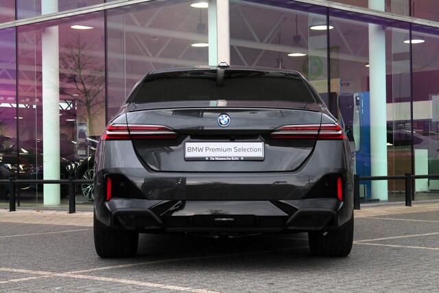 BMW 5-SERIE 530e M Sport Automaat / Panoramadak / Trekhaak / Parking Assistant Professional / Bowers & Wilkins / Comfort Access / Adaptieve LED / Stoelventilatie