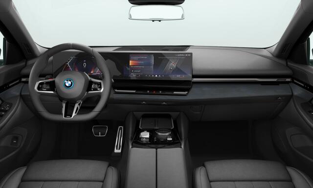 BMW 5-SERIE Touring 530e | M-Sport | 20'' | Driv. Plus | Camera | Trekhaak | Elek. stoel. + ventilatie | Comf. Acc. | Getint glas | Stoelverw. voor/achter