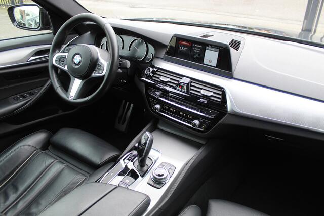 BMW 5-SERIE 540i High Executive Automaat M pakket Schuifkanteldak/Keyless/Elektrisch verstelbare stoelen met geheugen/Sfeerverlichting/Navigatie/Climate control/Cruise control/Stoelverwarming/Achteruitrijcamera/LED koplampen.