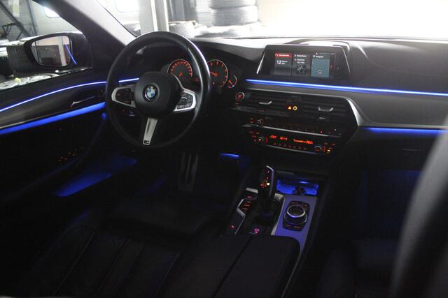 BMW 5-SERIE 540i High Executive Automaat M pakket Schuifkanteldak/Keyless/Elektrisch verstelbare stoelen met geheugen/Sfeerverlichting/Navigatie/Climate control/Cruise control/Stoelverwarming/Achteruitrijcamera/LED koplampen.