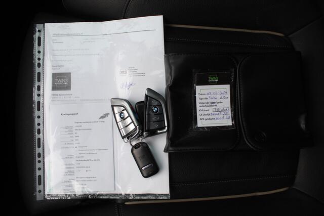 BMW 5-SERIE 540i High Executive Automaat M pakket Schuifkanteldak/Keyless/Elektrisch verstelbare stoelen met geheugen/Sfeerverlichting/Navigatie/Climate control/Cruise control/Stoelverwarming/Achteruitrijcamera/LED koplampen.