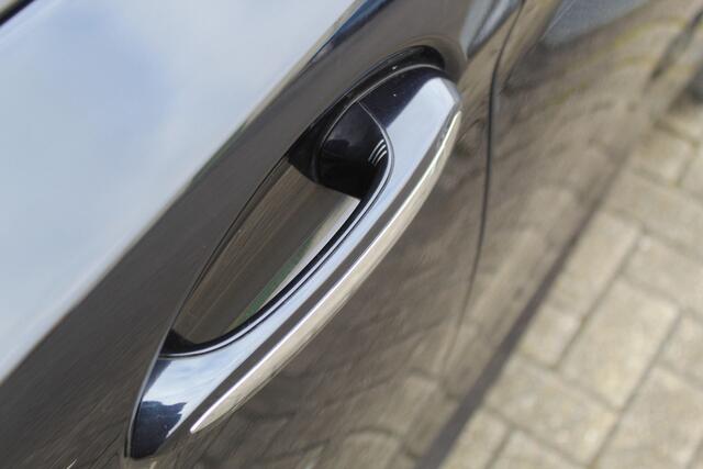 BMW 5-SERIE 540i High Executive Automaat M pakket Schuifkanteldak/Keyless/Elektrisch verstelbare stoelen met geheugen/Sfeerverlichting/Navigatie/Climate control/Cruise control/Stoelverwarming/Achteruitrijcamera/LED koplampen.