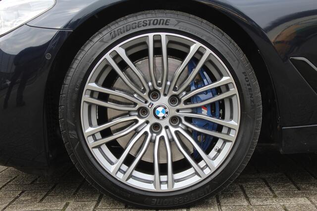 BMW 5-SERIE 540i High Executive Automaat M pakket Schuifkanteldak/Keyless/Elektrisch verstelbare stoelen met geheugen/Sfeerverlichting/Navigatie/Climate control/Cruise control/Stoelverwarming/Achteruitrijcamera/LED koplampen.