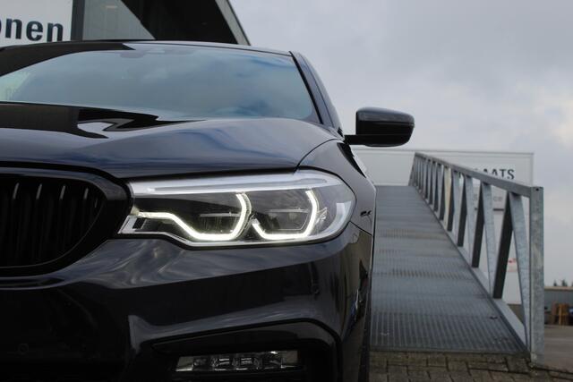 BMW 5-SERIE 540i High Executive Automaat M pakket Schuifkanteldak/Keyless/Elektrisch verstelbare stoelen met geheugen/Sfeerverlichting/Navigatie/Climate control/Cruise control/Stoelverwarming/Achteruitrijcamera/LED koplampen.