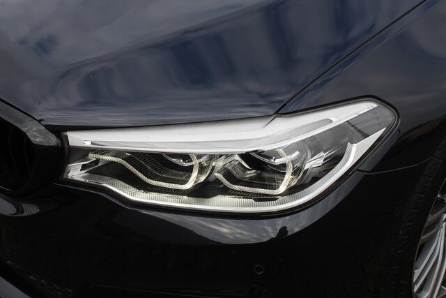 BMW 5-SERIE 540i High Executive Automaat M pakket Schuifkanteldak/Keyless/Elektrisch verstelbare stoelen met geheugen/Sfeerverlichting/Navigatie/Climate control/Cruise control/Stoelverwarming/Achteruitrijcamera/LED koplampen.