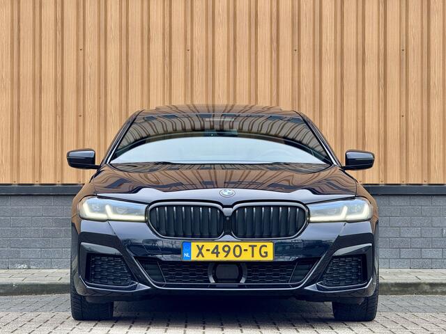 BMW 5-SERIE 545e xDrive High Executive | M Pakket | Harman & Kardon | Schuif / Kanteldak | Softclose | Leder | Head-Up Display | Stoelventilatie | BMW Laser Light | Elektrische Stoelen + Geheugen |