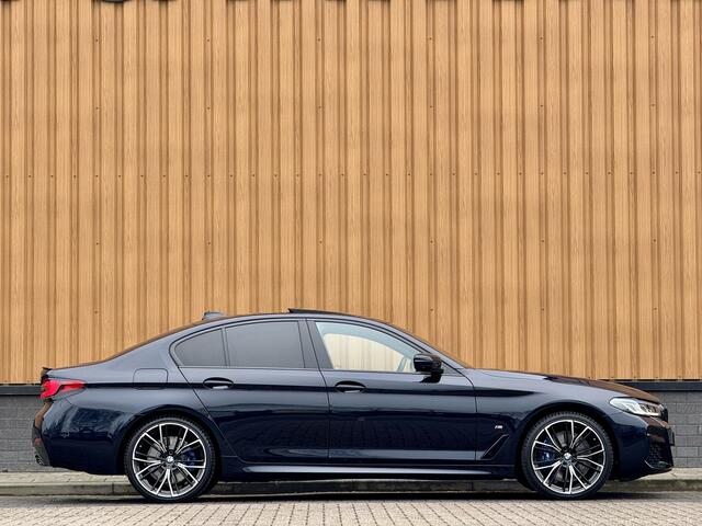 BMW 5-SERIE 545e xDrive High Executive | M Pakket | Harman & Kardon | Schuif / Kanteldak | Softclose | Leder | Head-Up Display | Stoelventilatie | BMW Laser Light | Elektrische Stoelen + Geheugen |