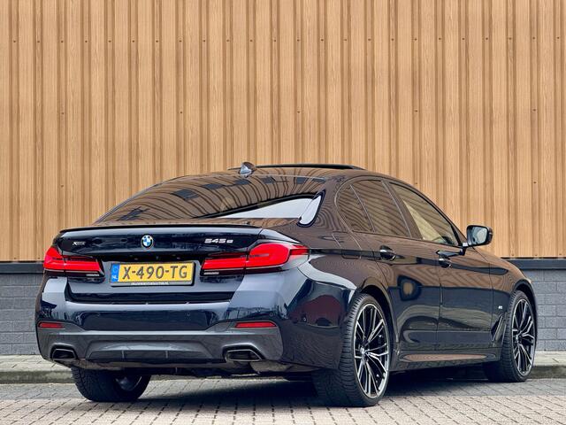 BMW 5-SERIE 545e xDrive High Executive | M Pakket | Harman & Kardon | Schuif / Kanteldak | Softclose | Leder | Head-Up Display | Stoelventilatie | BMW Laser Light | Elektrische Stoelen + Geheugen |
