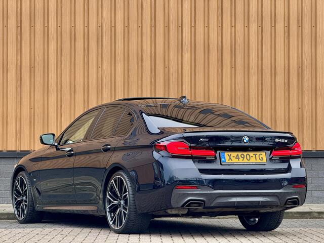 BMW 5-SERIE 545e xDrive High Executive | M Pakket | Harman & Kardon | Schuif / Kanteldak | Softclose | Leder | Head-Up Display | Stoelventilatie | BMW Laser Light | Elektrische Stoelen + Geheugen |