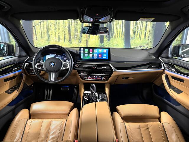 BMW 5-SERIE 545e xDrive High Executive | M Pakket | Harman & Kardon | Schuif / Kanteldak | Softclose | Leder | Head-Up Display | Stoelventilatie | BMW Laser Light | Elektrische Stoelen + Geheugen |